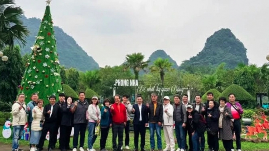 Korean famtrip delegation explores Quang Binh’s tourism products